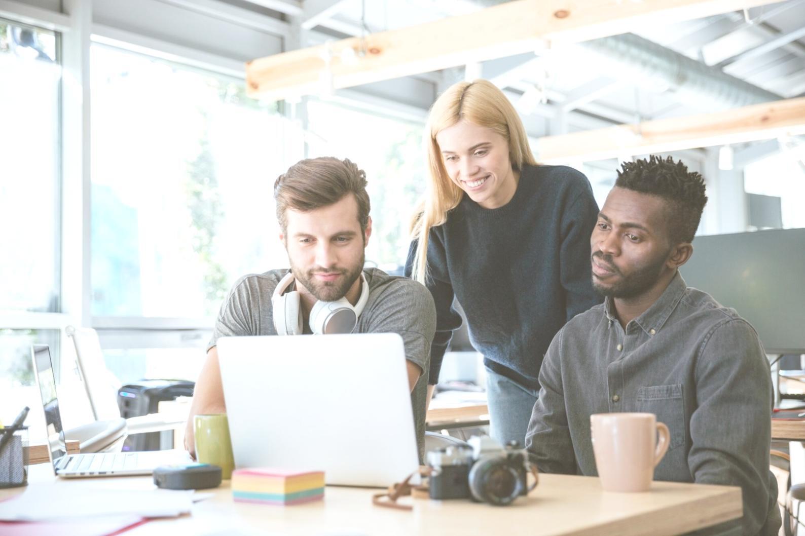 Profesionales analizando datos presupuestarios en una sesión de formación interactiva
