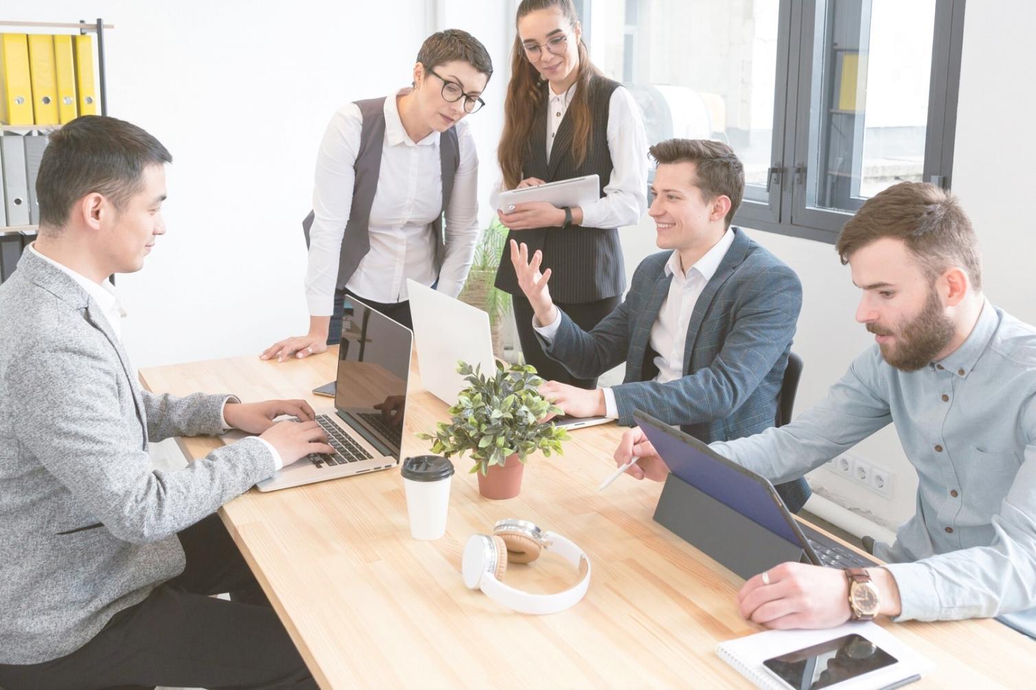 Sesión de trabajo colaborativo con equipo financiero